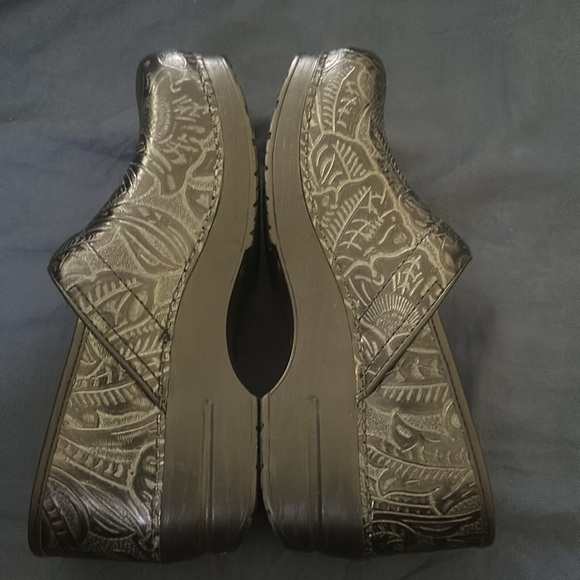 Dansko black leather with flower patterns size 40. - Picture 7 of 12